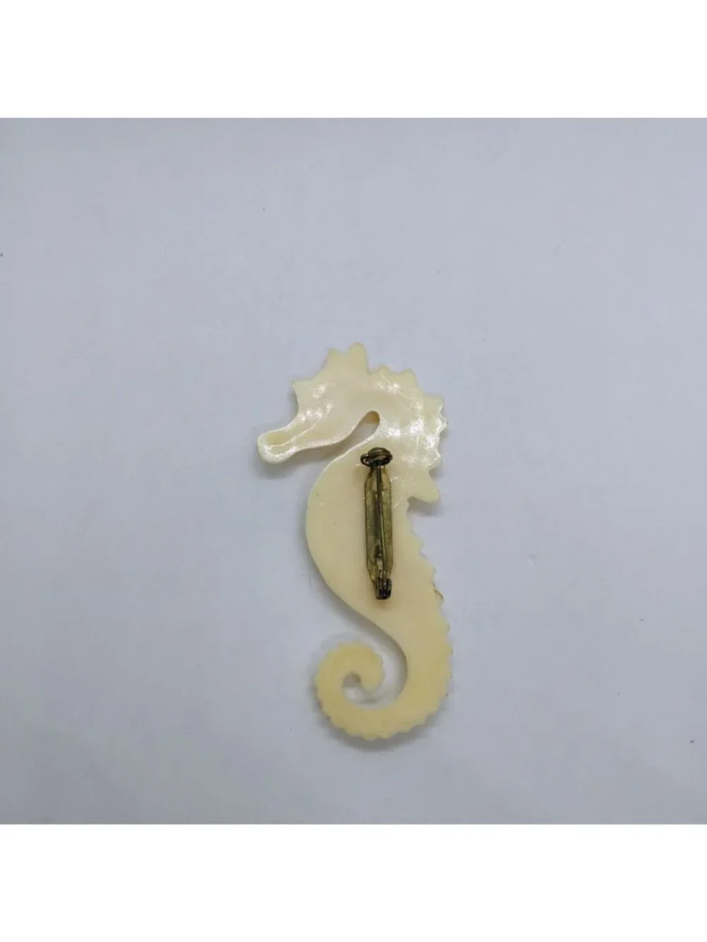 Vintage Plastic Seahorse Brooch Off-White Large 3